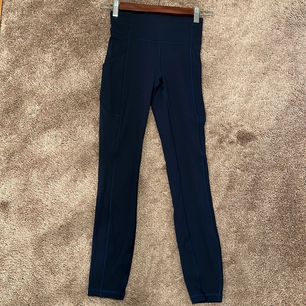 Lululemon navy blue leggings.